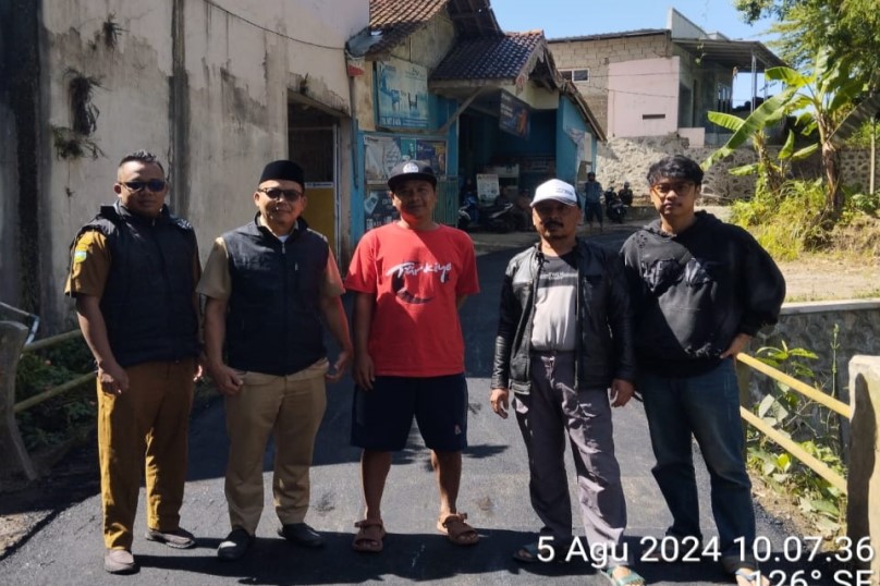 Pemdes Banyuresmi Telah Selesai Pekerjaan Pengaspalan Jalan Desa Dengan Memakai Tim Ahli Dari Aa Permana