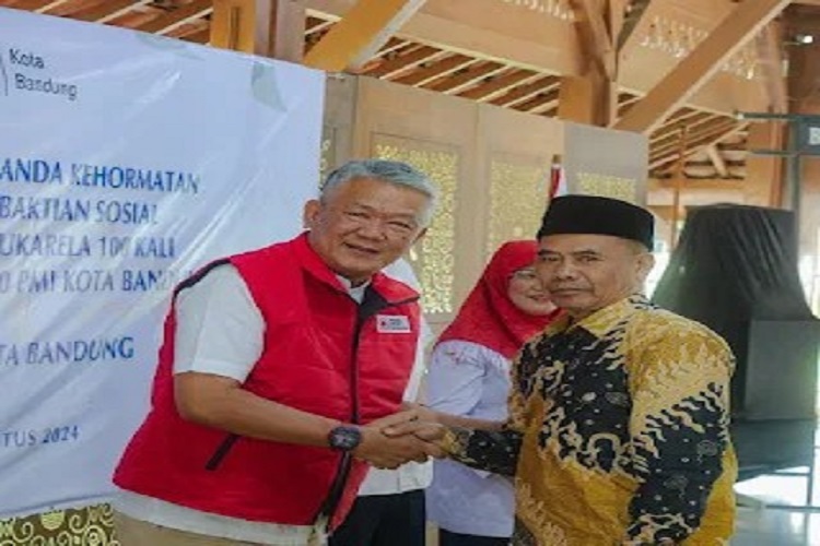 95 Pendonor Darah Sukarela Terima Satyalencana Kebaktian Sosial dari Wakil Presiden