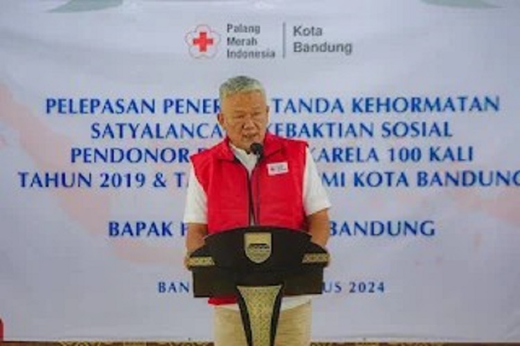 95 Pendonor Darah Sukarela Terima Satyalencana Kebaktian Sosial dari Wakil Presiden