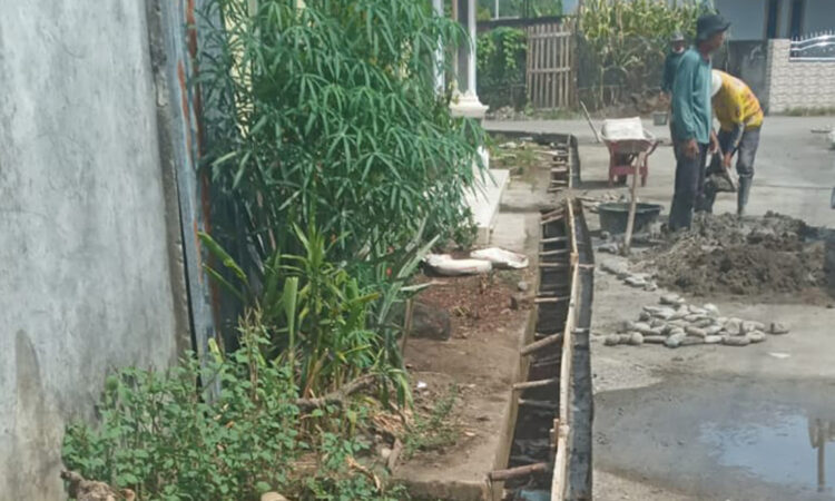 Diduga Pembangunan Drainase Asal asalan, Tanpa Dilengkapi Papan Informasi Proyek