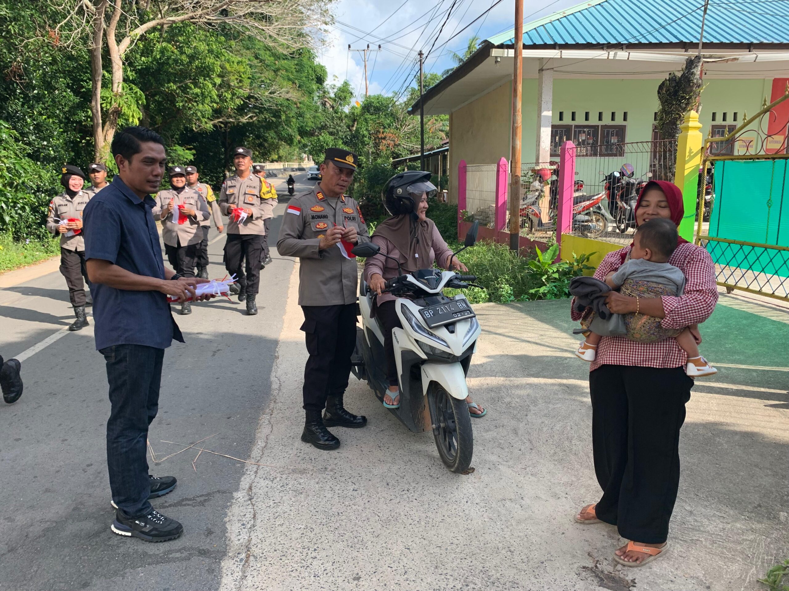 Program Sejuta Bendera Dari Polres Bintan Warnai Hari Kemerdekaan RI Ke - 79