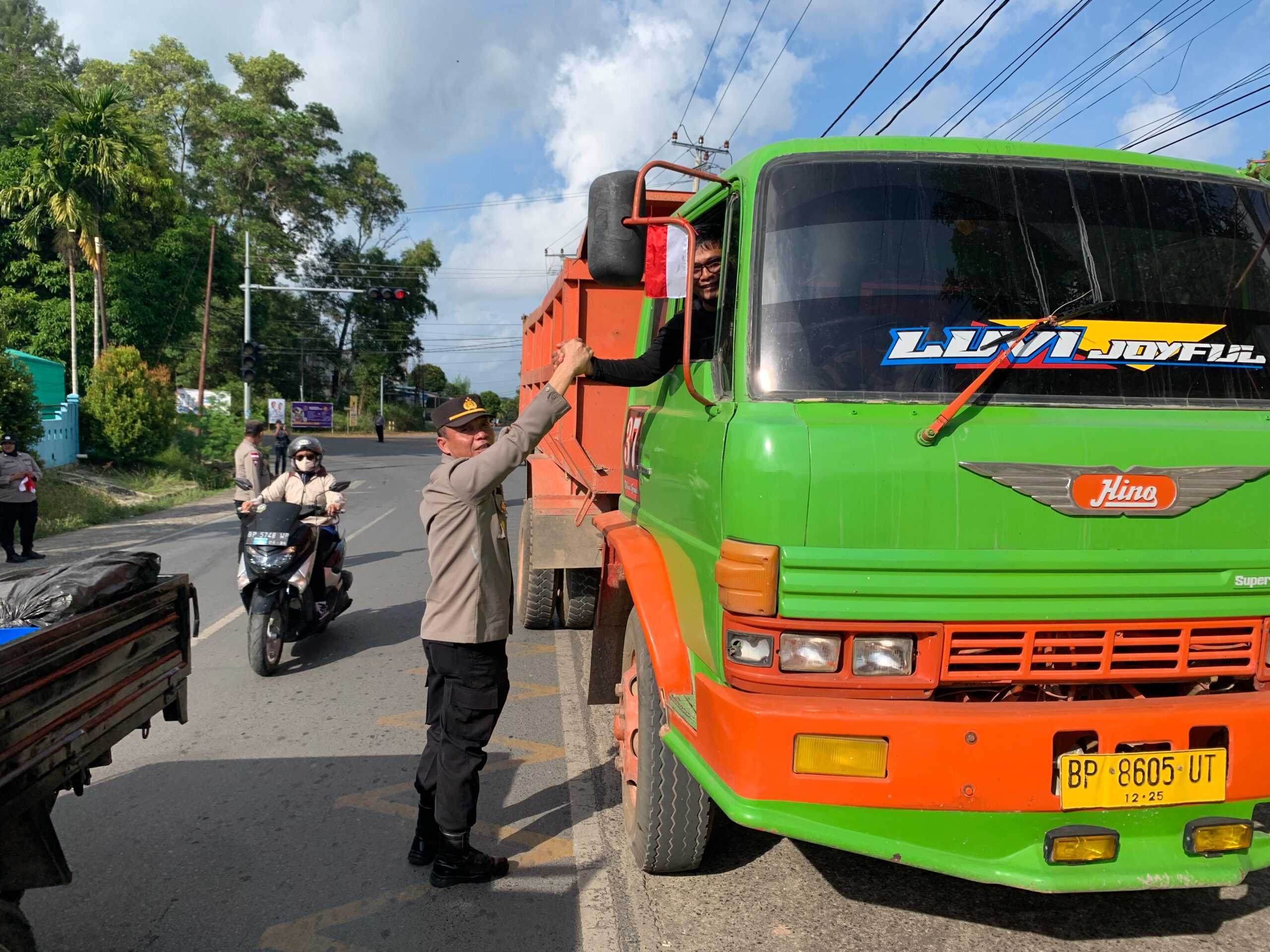 Program Sejuta Bendera Dari Polres Bintan Warnai Hari Kemerdekaan RI Ke - 79