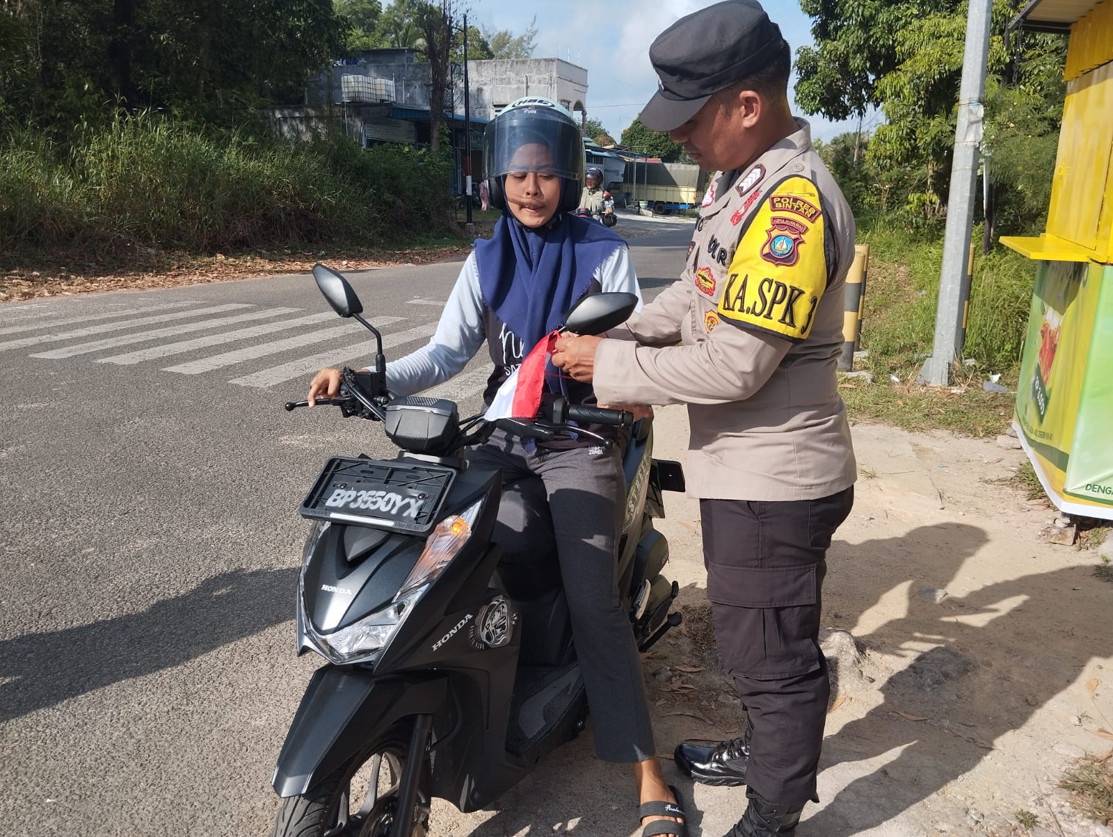 Program Sejuta Bendera Dari Polres Bintan Warnai Hari Kemerdekaan RI Ke - 79