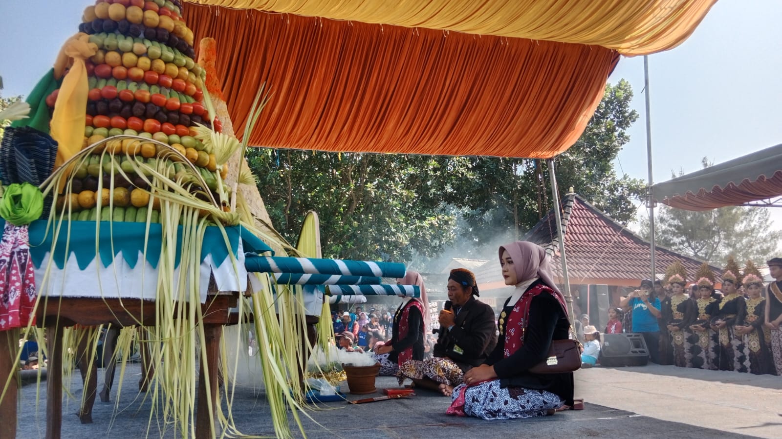 Tradisi Larung Sesaji Pantai Tambakrejo Blitar Lestarikan Budaya Leluhur