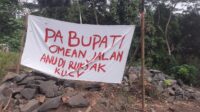 Warga Jatiwaras Pasang Baliho Bernada Marah ke Bupati H. Ade Sugianto di Sepanjang Jalan Rusak Akibat Mega Proyek Di Desa Mandalahurip