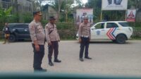 Personil Polres Sumba Barat Melaksanakan Pengamanan dan Pengaturan Lalulintas Jalannya Konvoi Paket PK-UJ