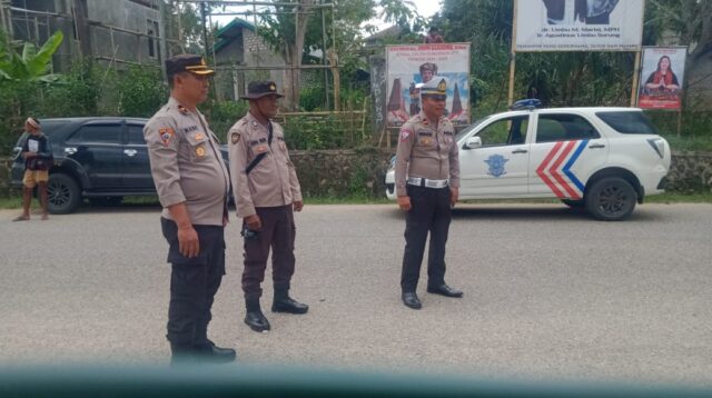 Personil Polres Sumba Barat Melaksanakan Pengamanan dan Pengaturan Lalulintas Jalannya Konvoi Paket PK-UJ