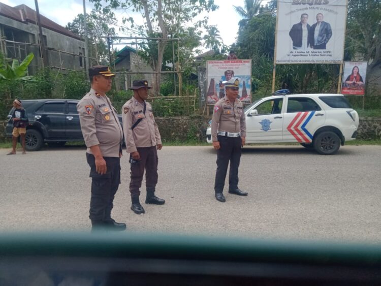 Personil Polres Sumba Barat Melaksanakan Pengamanan dan Pengaturan Lalulintas Jalannya Konvoi Paket PK-UJ