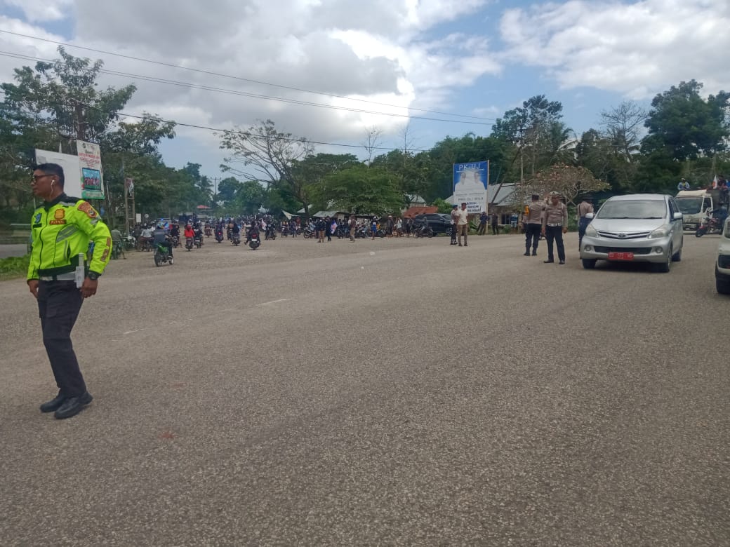 Personil Polres Sumba Barat Melaksanakan Pengamanan dan Pengaturan Lalulintas Jalannya Konvoi Paket PK-UJ