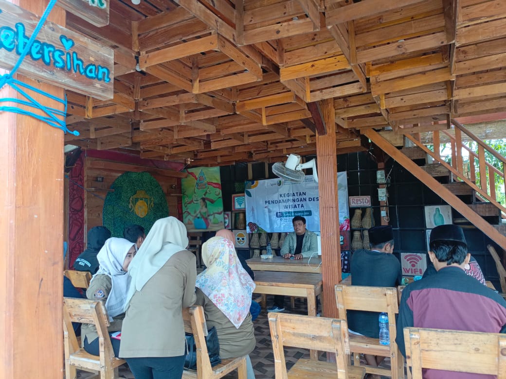 Posko 1 KKN Kampus IAIN MADURA di Desa Astapah Bersama Pihak Disporabudpar Kabupaten Sampang Melakukan Pendampingan Pengembangan Desa Wisata 