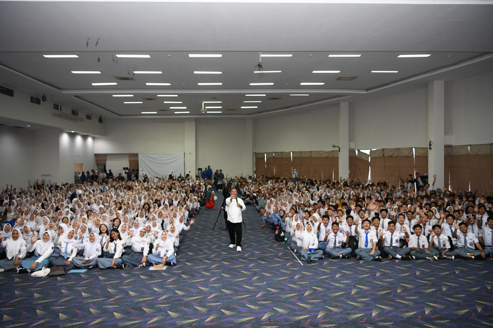 Sekda Herman Suryatman Kukuhkan Forum OSIS Jawa Barat Generasi 12