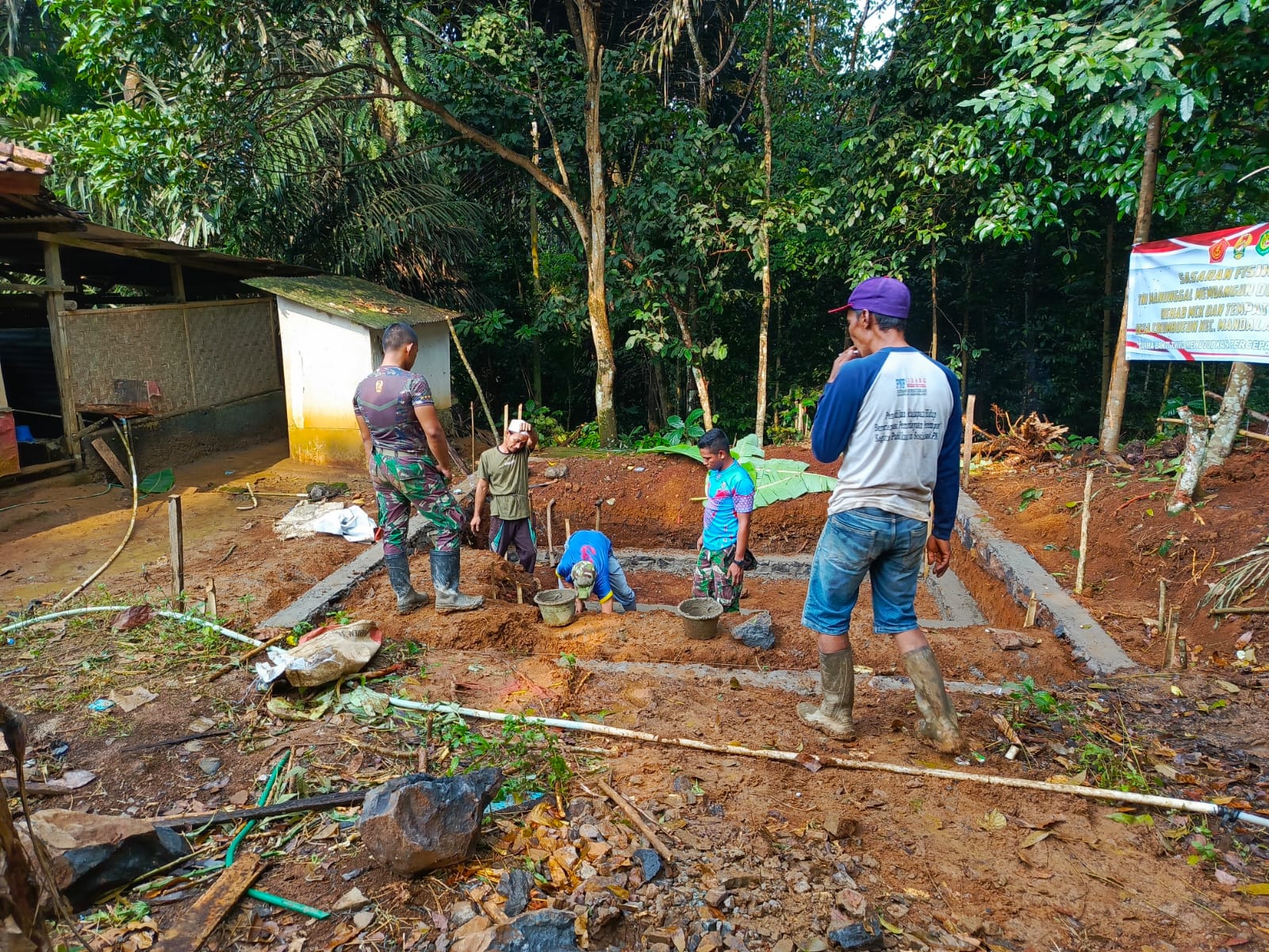 TMMD Ke-121 Kodim 0601/Pandeglang, Mulai Pasang Pondasi MCK