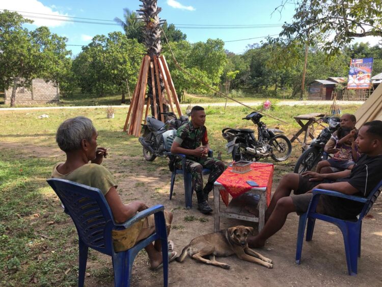 Jalin Komsos, Babinsa Koramil 06/Karera Ingatkan Warga Memasuki Musim Kemarau Bahaya Karhutla