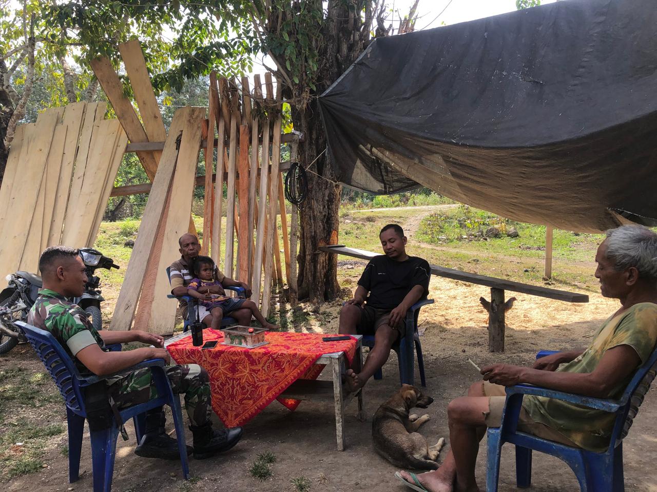 Jalin Komsos, Babinsa Koramil 06/Karera Ingatkan Warga Memasuki Musim Kemarau Bahaya Karhutla