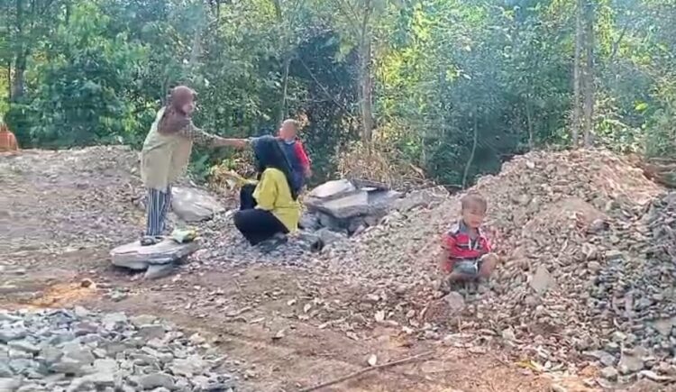 Bangga Dengan Keberadaan TMMD Di Kampungnya, Kaum Ibu Siap Membantu Bapak TNI