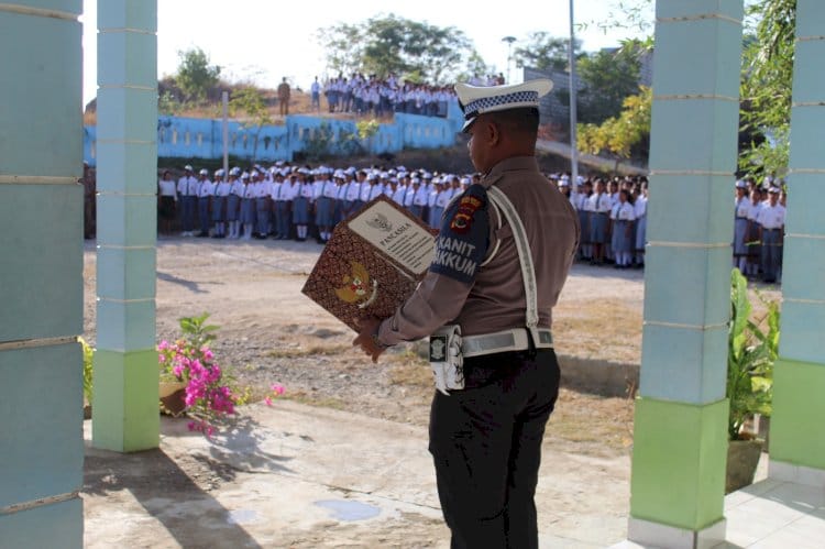 Jadi Irup Di SMA N. 1 Kambera, Ini Pesan Kanit Gakum Polres Sumba Timur