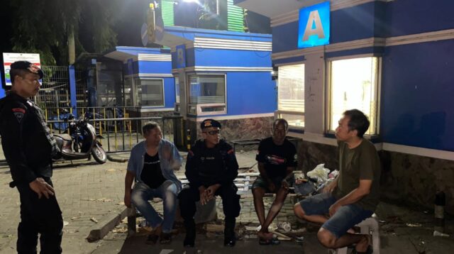 Jaga Kamtibmas Jelang Pilkada 2024, Batalyon A Brimob Kaltim Gelar Patroli Sambang Malam Hari