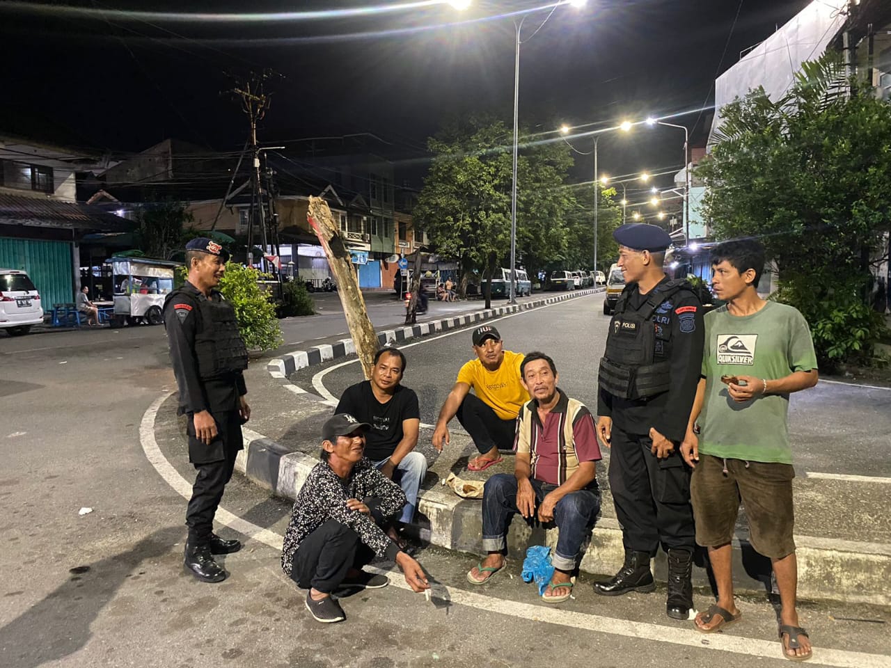 Jaga Kamtibmas Jelang Pilkada 2024, Batalyon A Brimob Kaltim Gelar Patroli Sambang Malam Hari