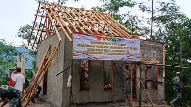 Pembangunan RTLH TMMD 121 Pandeglang Memasuki Tahap Pemasangan Atap