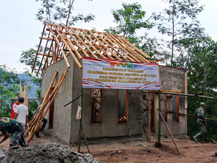 Pembangunan RTLH TMMD 121 Pandeglang Memasuki Tahap Pemasangan Atap