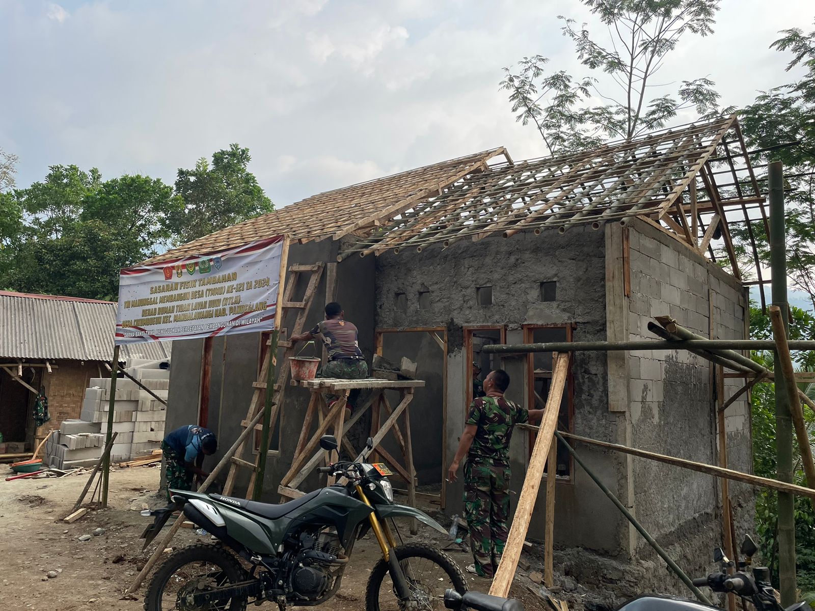 Pembangunan RTLH TMMD 121 Pandeglang Memasuki Tahap Pemasangan Atap
