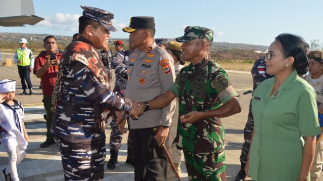 Danrem 161/WS Sambut Kedatangan KASAL di Vip Room Pemda NTT