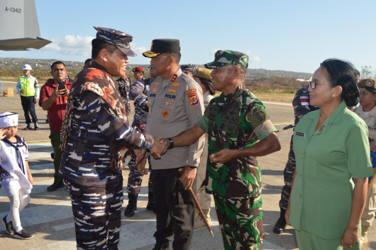 Danrem 161/WS Sambut Kedatangan KASAL di Vip Room Pemda NTT Danrem 161/WS Sambut Kedatangan KASAL di Vip Room Pemda NTT