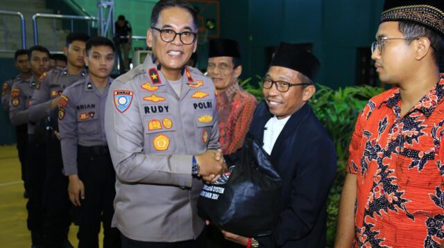 Bagikan Ribuan Paket Sembako, Ops NCS Polri Bawa Pesan Pilkada Damai di Jawa Timur