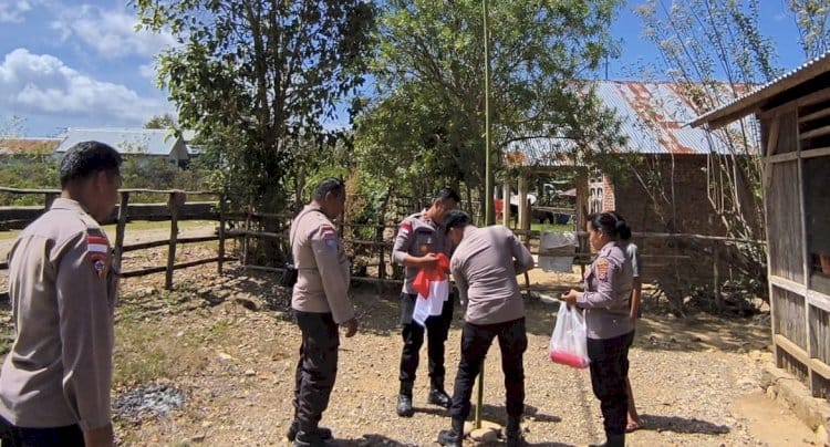 Turun ke dua Desa di Tapal Batas, Polsek Tasifeto Timur Bagikan Bendera Merah Putih dan Ganti Bendera Masyarakat yang Lusuh