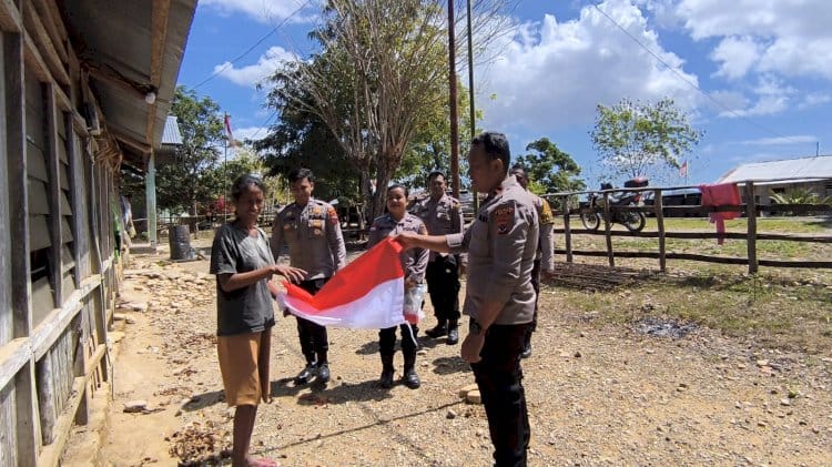 Turun ke dua Desa di Tapal Batas, Polsek Tasifeto Timur Bagikan Bendera Merah Putih dan Ganti Bendera Masyarakat yang Lusuh