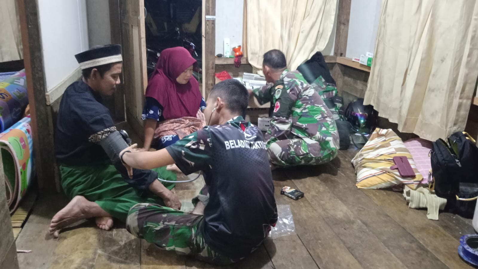 Tim Keslap TMMD 121 Kodim 0601/Pandeglang, Jadi Idola Warga