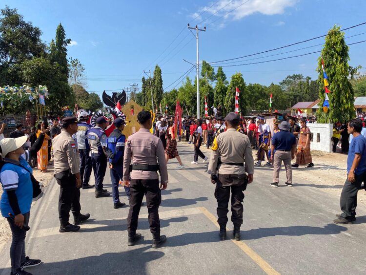 Karnaval 17 Agustus 2024 Personel Polres SBD Hadirkan Kenyamanan Dengan Pengaturan Arus Lalin dan Pengamanan