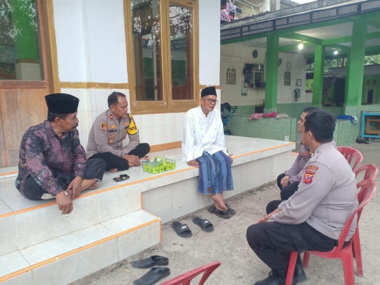 Kapolsek Kotabaru Sambangi Tokoh Agama Ciptakan Kamtibmas yang Aman dan Kondusif Kapolsek Kotabaru Sambangi Tokoh Agama Ciptakan Kamtibmas yang Aman dan Kondusif