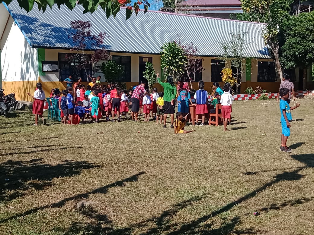 Kepsek SD-SMPN Satap Waikajanga, Andreas Umbu Karudi, S.Pd Saksikan Berbagai Perlombaan Sambut HUT RI Ke-79 2024 di Lingkungan Sekolah