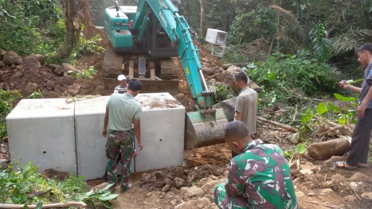 Di Bantu Alat Berat, Satgas TMMD 121 Kodim 0601/Pandeglang Pasang Gorong-gorong