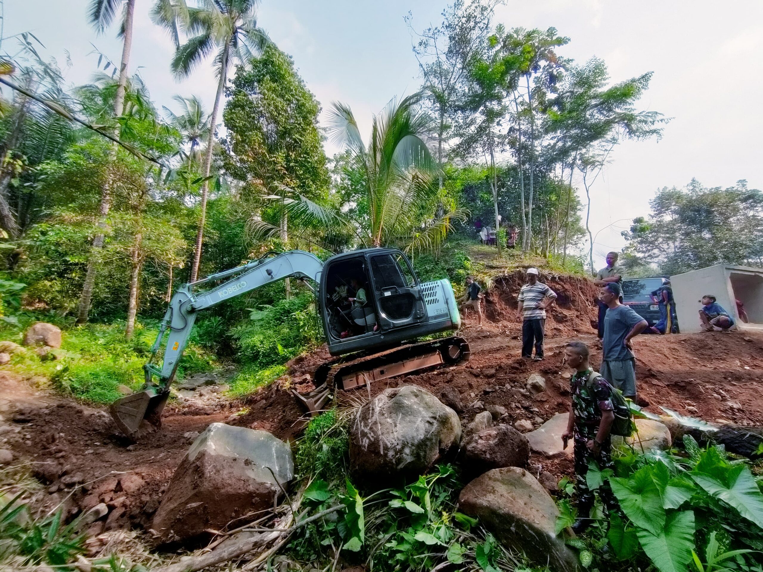 Di Bantu Alat Berat, Satgas TMMD 121 Kodim 0601/Pandeglang Pasang Gorong-gorong