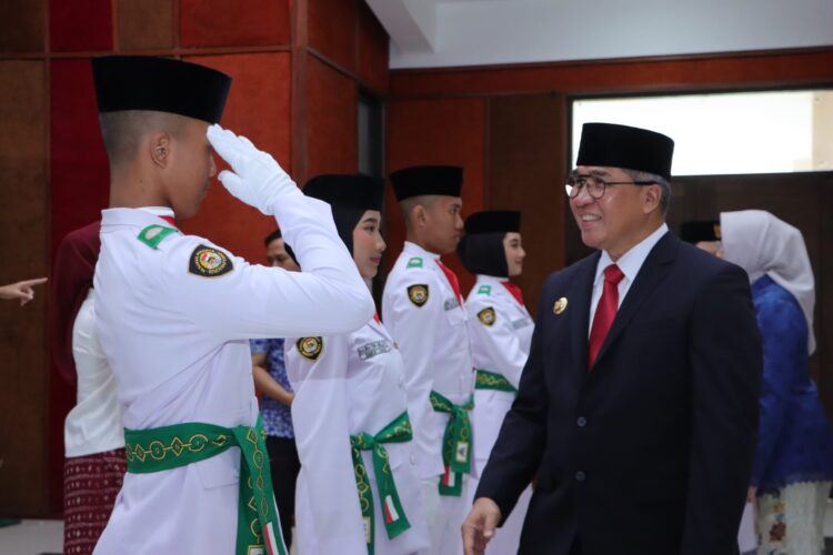 Pj. Wali Kota Cimahi Kukuhkan Paskibraka Kota Cimahi Tahun 2024