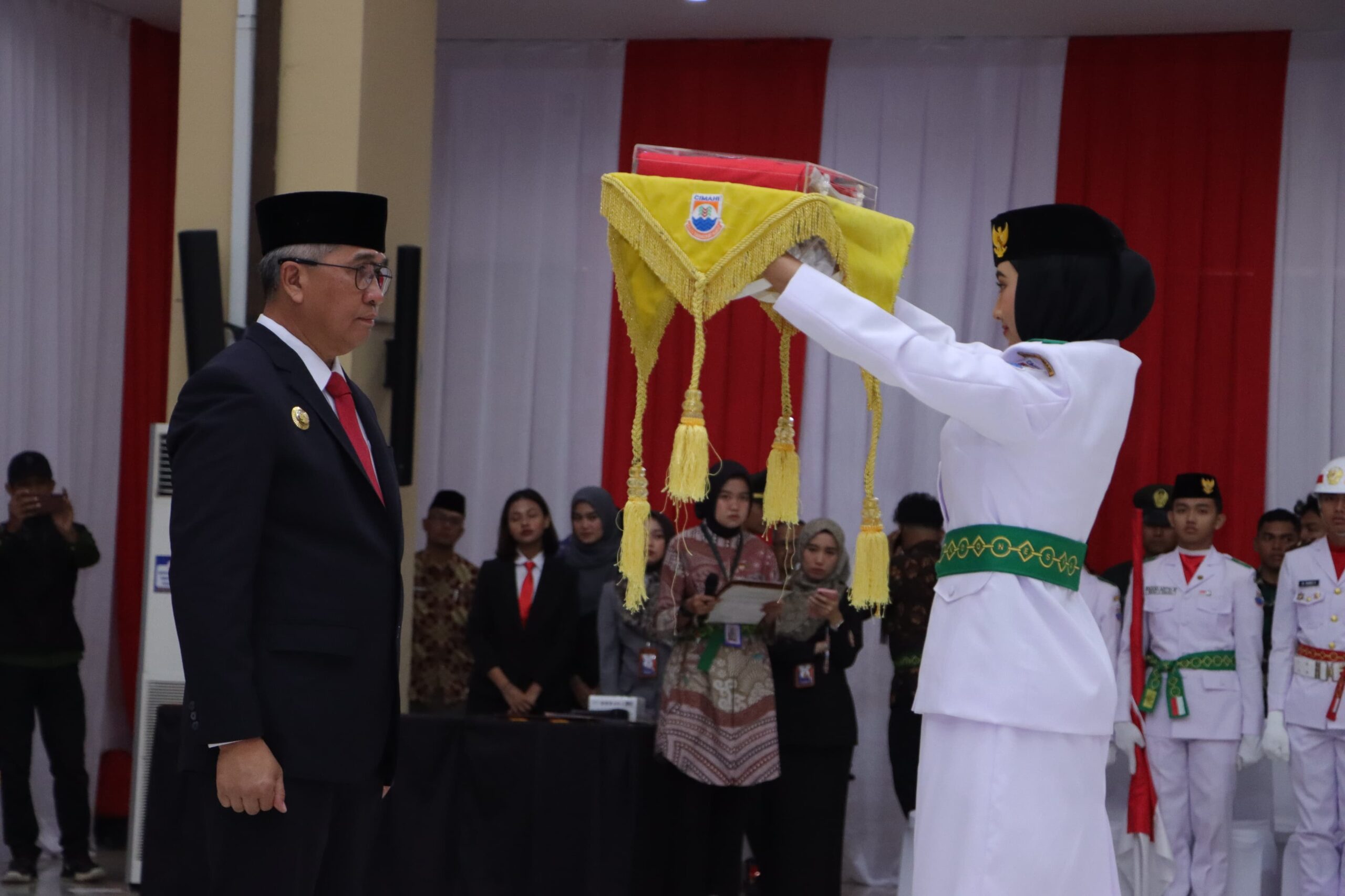 Pj. Wali Kota Cimahi Kukuhkan Paskibraka Kota Cimahi Tahun 2024