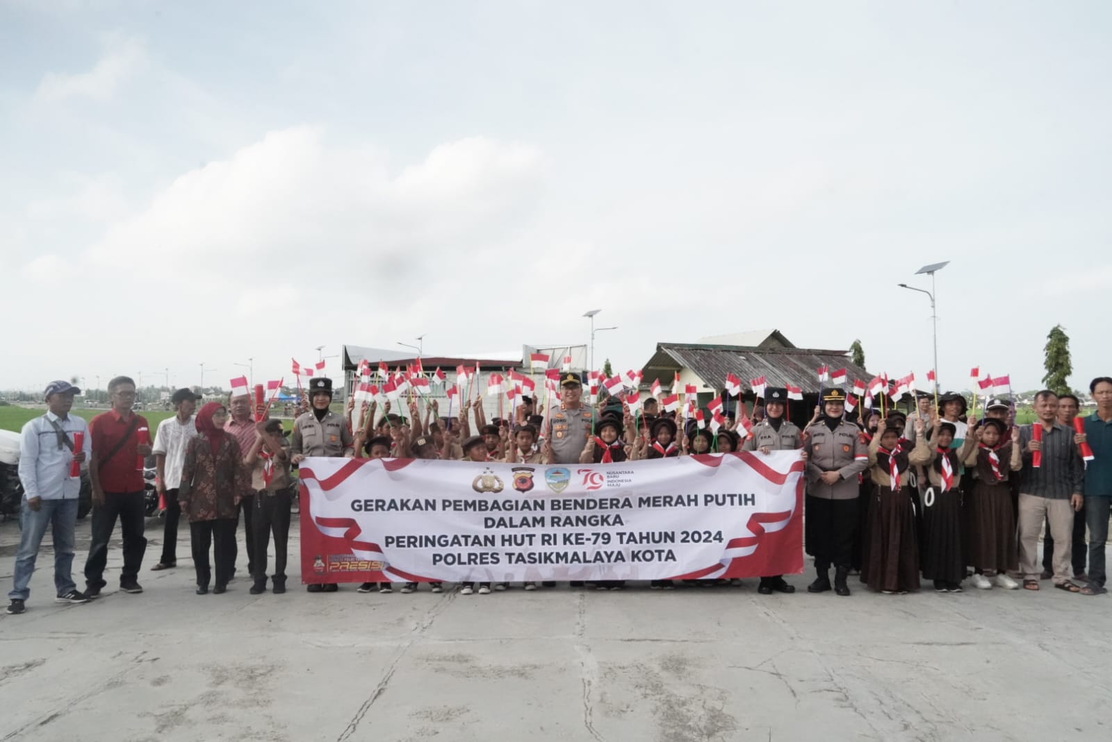 Semarakkan HUT ke-79 RI,Kapolres Tasik Kota Bagikan Bendera Merah Putih Kepada Masyarakat
