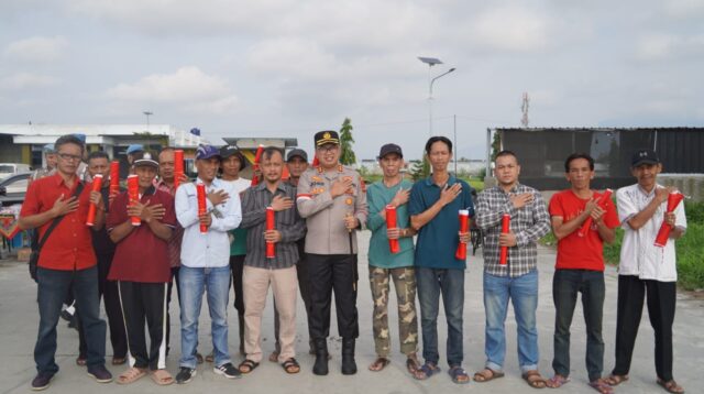 Semarakkan HUT ke-79 RI,Kapolres Tasik Kota Bagikan Bendera Merah Putih Kepada Masyarakat