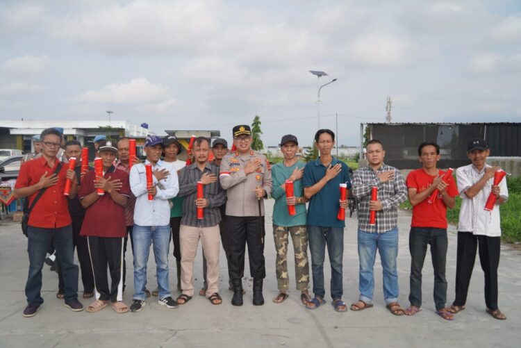 Semarakkan HUT ke-79 RI,Kapolres Tasik Kota Bagikan Bendera Merah Putih Kepada Masyarakat