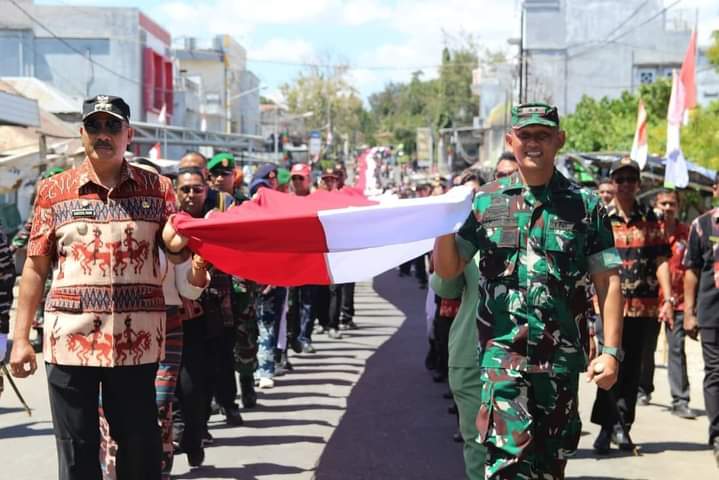 Dandim 1601/ST Hadiri Dan Mengikuti Pengarakan Bendera Merah Putih Sepanjang 340 Meter