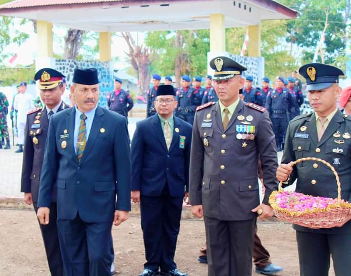 Dandim 1601/ST Pimpin Upcara Ziarah Nasional Di TMP Umbu Ndawa Kareuk Dalam Rangka Hari Kemerdekaan RI Ke-79 Dandim 1601/ST Pimpin Upcara Ziarah Nasional Di TMP Umbu Ndawa Kareuk Dalam Rangka Hari Kemerdekaan RI Ke-79