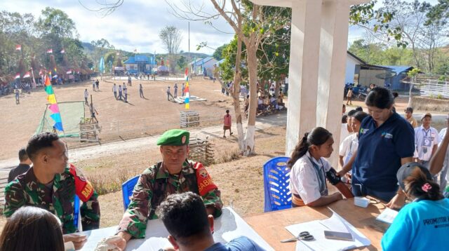 Babinsa Rindi Umalulu Dampingi Tenaga Kesehatan Puskesmas Dalam Rangka Pengobatan Gratis