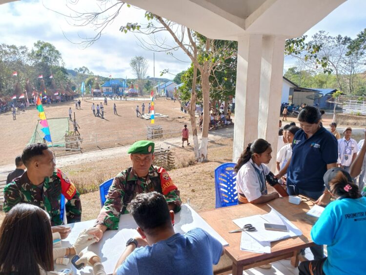 Babinsa Rindi Umalulu Dampingi Tenaga Kesehatan Puskesmas Dalam Rangka Pengobatan Gratis