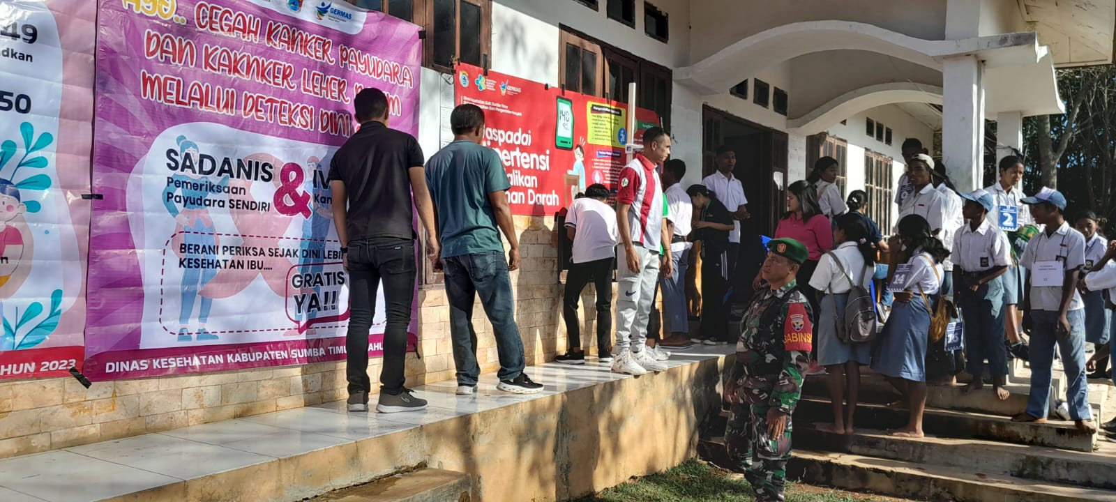 Babinsa Rindi Umalulu Dampingi Tenaga Kesehatan Puskesmas Dalam Rangka Pengobatan Gratis