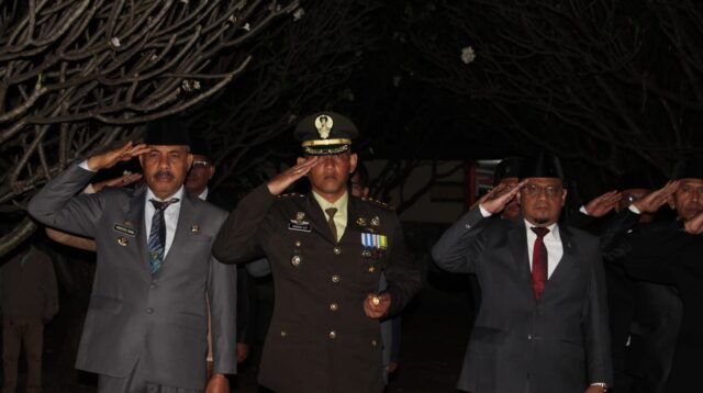 Dandim 1601/ST Ikuti Upacara Apel Kehormatan dan Renungan Suci Di TMP Umbu Ndawa Kareuk