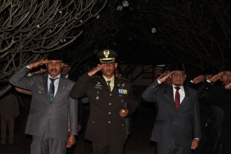 Dandim 1601/ST Ikuti Upacara Apel Kehormatan dan Renungan Suci Di TMP Umbu Ndawa Kareuk