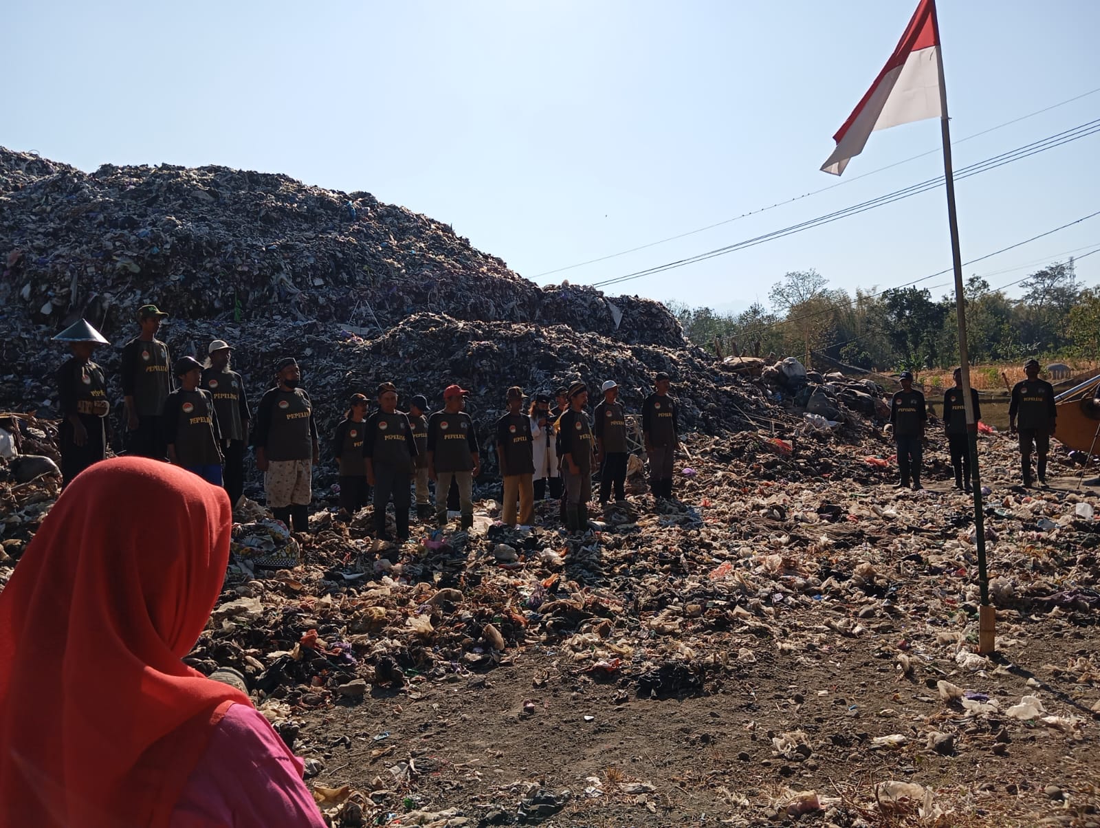 Upacara HUT RI Pemulung Ponorogo: "Kami Miskin, Tapi Soal Nasionalisme Tak Kalah Dibanding Para Koruptor"