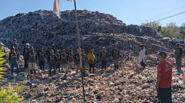 Upacara HUT RI Pemulung Ponorogo: "Kami Miskin, Tapi Soal Nasionalisme Tak Kalah Dibanding Para Koruptor"
